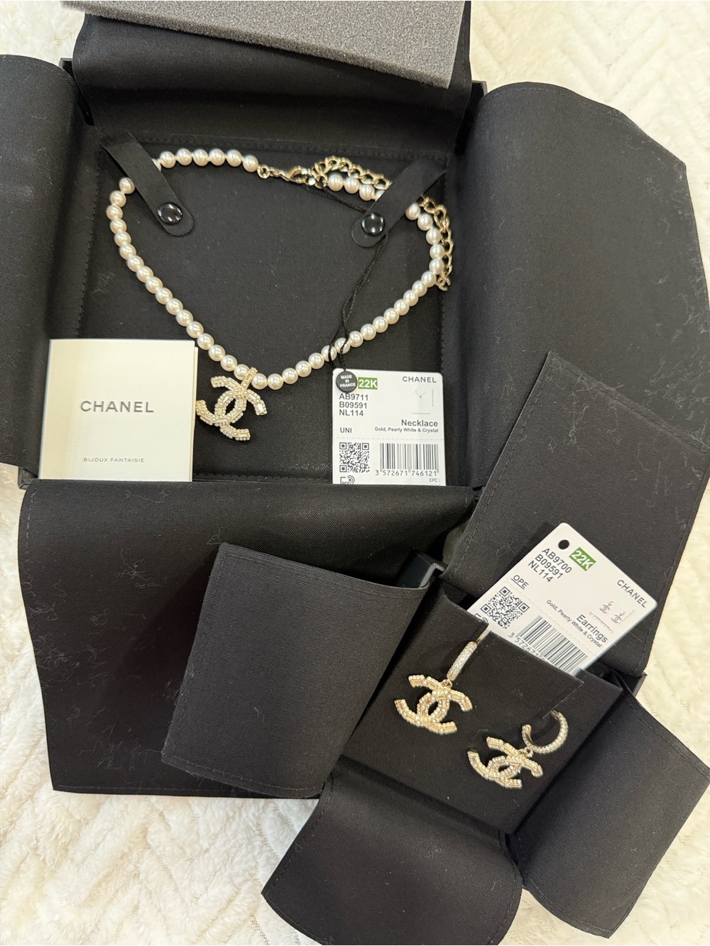 CHANEL Gold, White Pearl Necklace with Crystal CC Pendant 22K - Picture 10 of 10